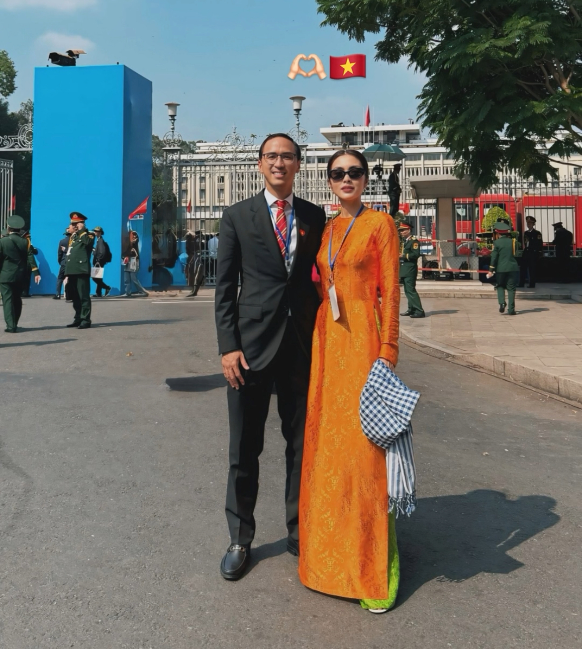 1 chi tiết đặc biệt trong bức ảnh của Hà Tăng và chồng doanh nhân khi xem diễu binh, diễu hành 30/4 gây sốt- Ảnh 2.