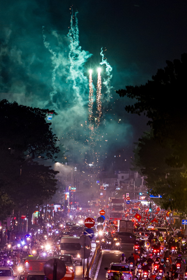 Sao nam Vbiz bị phát hiện bỏ người yêu ở nhà nhưng lại chở Thùy Tiên đi Sao nam Vbiz bị phát hiện bỏ người yêu ở nhà nhưng lại chở Thùy Tiên đi