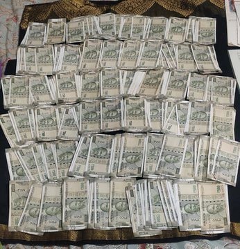 Đột kích nhà nhân viên bệnh viện, tịch thu tài sản lớn hơn 201% thu nhập: Hàng xấp tiền mặt và vàng ròng trị giá 437 triệu đồng, 2 căn nhà, 19 lô đất, hơn 1,6 tỷ tiền gửi ngân hàng- Ảnh 1.