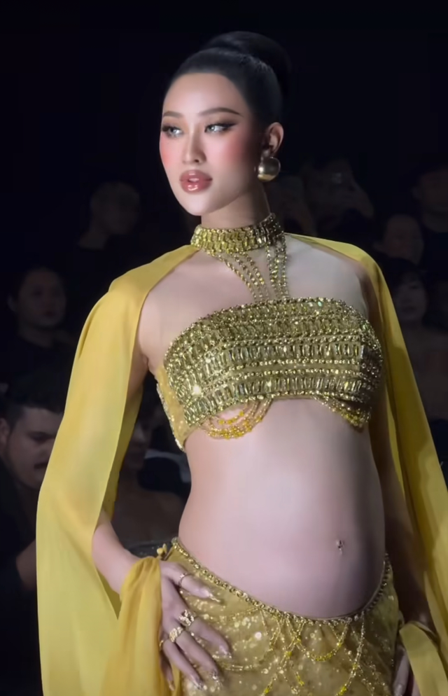 Mỹ nhân Việt công bố bụng bầu vượt mặt theo cách không giống ai giữa sự kiện- Ảnh 1. Mỹ nhân Việt công bố bụng bầu vượt mặt theo cách không giống ai giữa sự kiện- Ảnh 1.