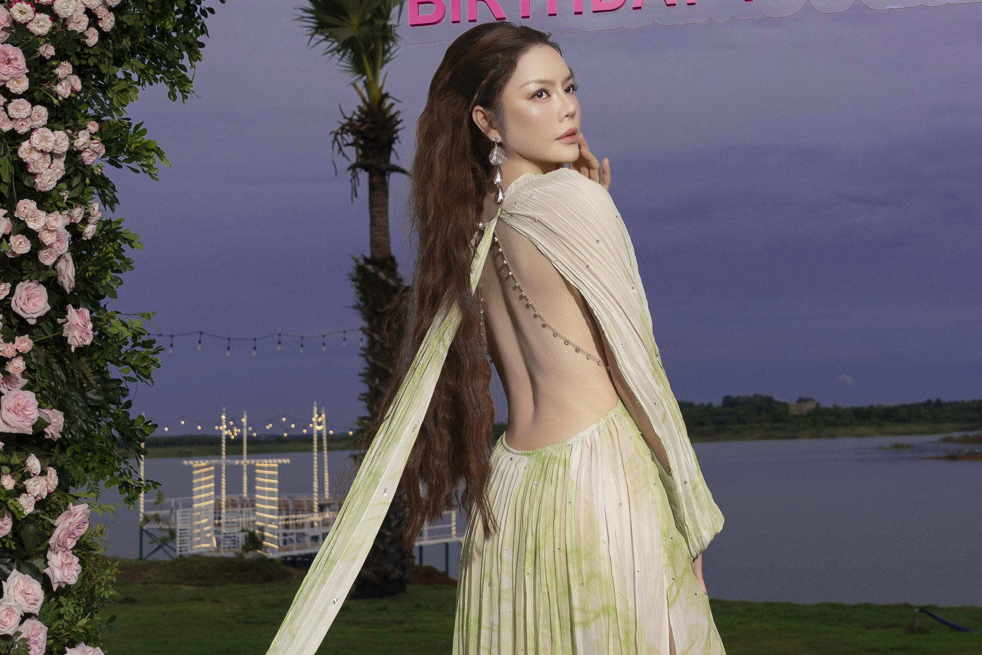 Nữ diễn viên quê Vũng Tàu mua loạt resort để không: Sinh nhật 150 người phục vụ, bắn pháo hoa suốt 30 phút- Ảnh 1. Nữ diễn viên quê Vũng Tàu mua loạt resort để không: Sinh nhật 150 người phục vụ, bắn pháo hoa suốt 30 phút- Ảnh 1.