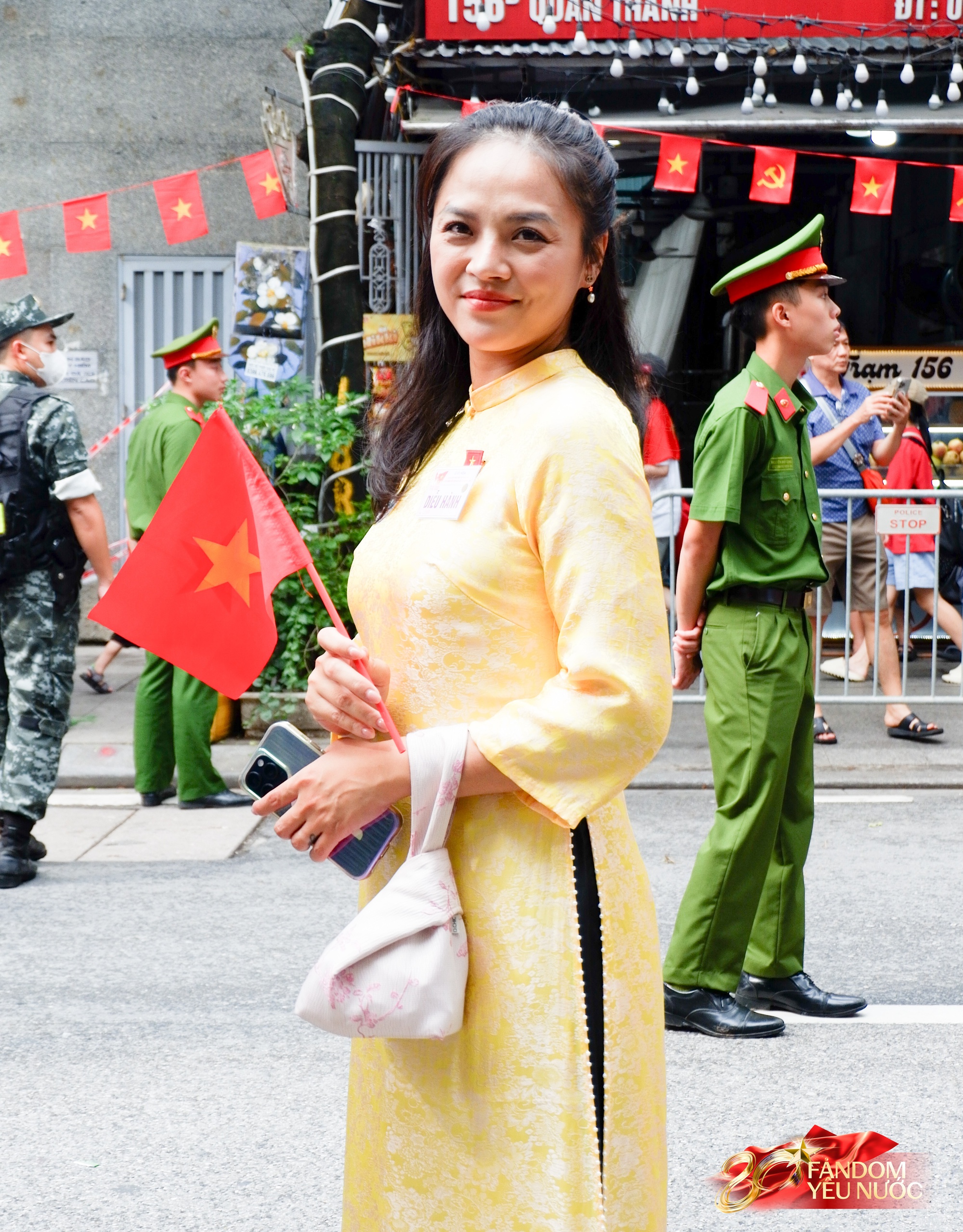 Nữ diễn viên có mẹ là Thượng tá quân đội, vinh dự cầm biển của khối Văn hoá - Thể thao diễu hành A80- Ảnh 1.