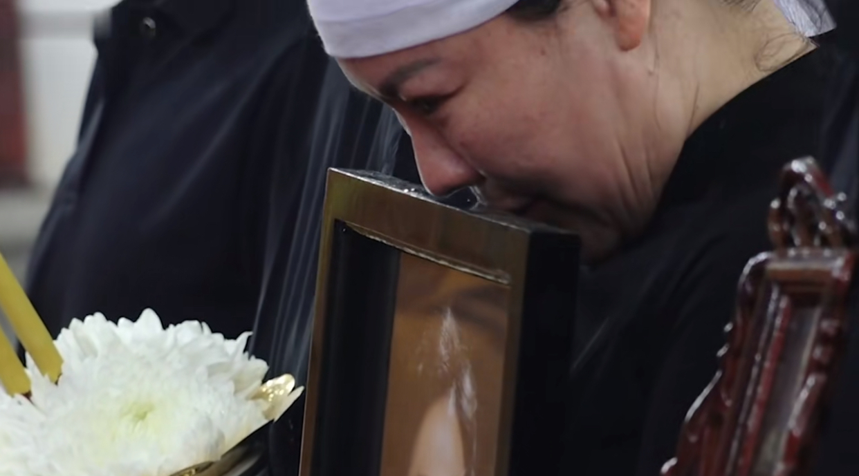 Vợ Quý Bình bật khóc, nghẹn giọng nói 2 tiếng