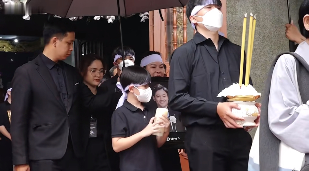 Nữ nghệ sĩ bần thần, vừa đi vừa khóc nức nở sau lễ hoả táng của diễn viên Quý Bình- Ảnh 3. Nữ nghệ sĩ bần thần, vừa đi vừa khóc nức nở sau lễ hoả táng của diễn viên Quý Bình- Ảnh 3.