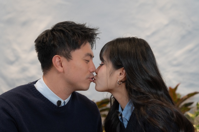 Ca nương Kiều Anh: “Anh Quỳnh thích làm bất ngờ vào Valentine, lúc thì khóa trái phòng ngủ, lúc lại không cho về nhà mà chạy thẳng lên quốc lộ… Ca nương Kiều Anh: “Anh Quỳnh thích làm bất ngờ vào Valentine, lúc thì khóa trái phòng ngủ, lúc lại không cho về nhà mà chạy thẳng lên quốc lộ…