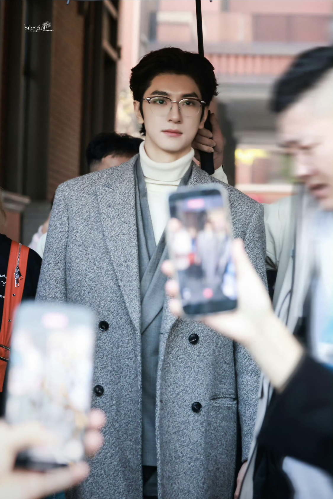 Tổng tài GenZ này sẽ cho bạn biết cao 1m90 mặc măng tô đẹp như nào: Nhìn thôi đã thấy sang tới nóc- Ảnh 2.