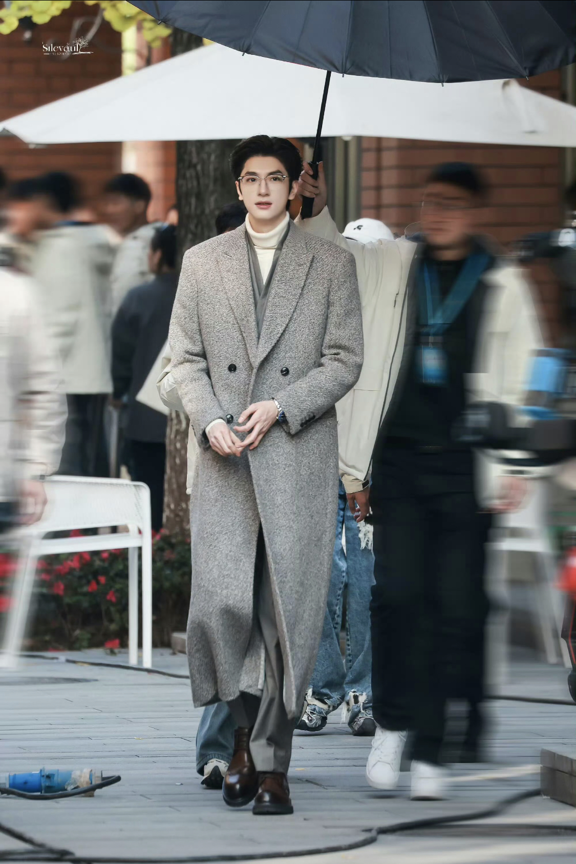 Tổng tài GenZ này sẽ cho bạn biết cao 1m90 mặc măng tô đẹp như nào: Nhìn thôi đã thấy sang tới nóc- Ảnh 5.