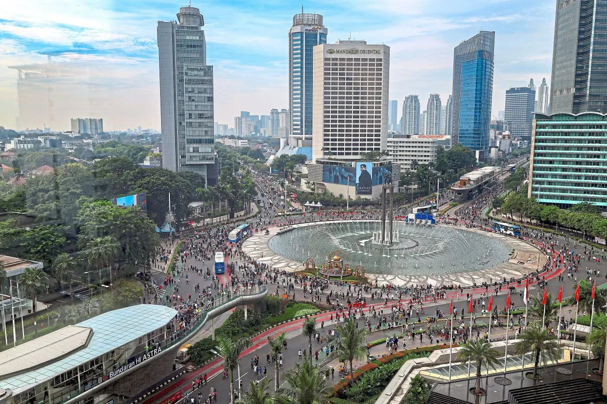 Láng giềng Việt Nam muốn đổi tiền- Ảnh 1. Láng giềng Việt Nam muốn đổi tiền- Ảnh 1.