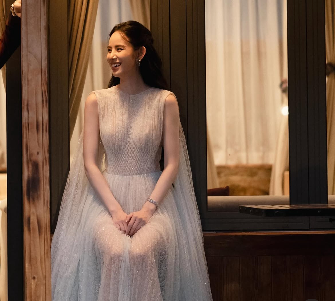 HOT: Lộ khoảnh khắc mỹ nhân 2k2 được chồng gia thế khủng cầu hôn sau 3 tháng yêu, netizen nhìn vào chỉ thắc mắc 1 chuyện!- Ảnh 1.