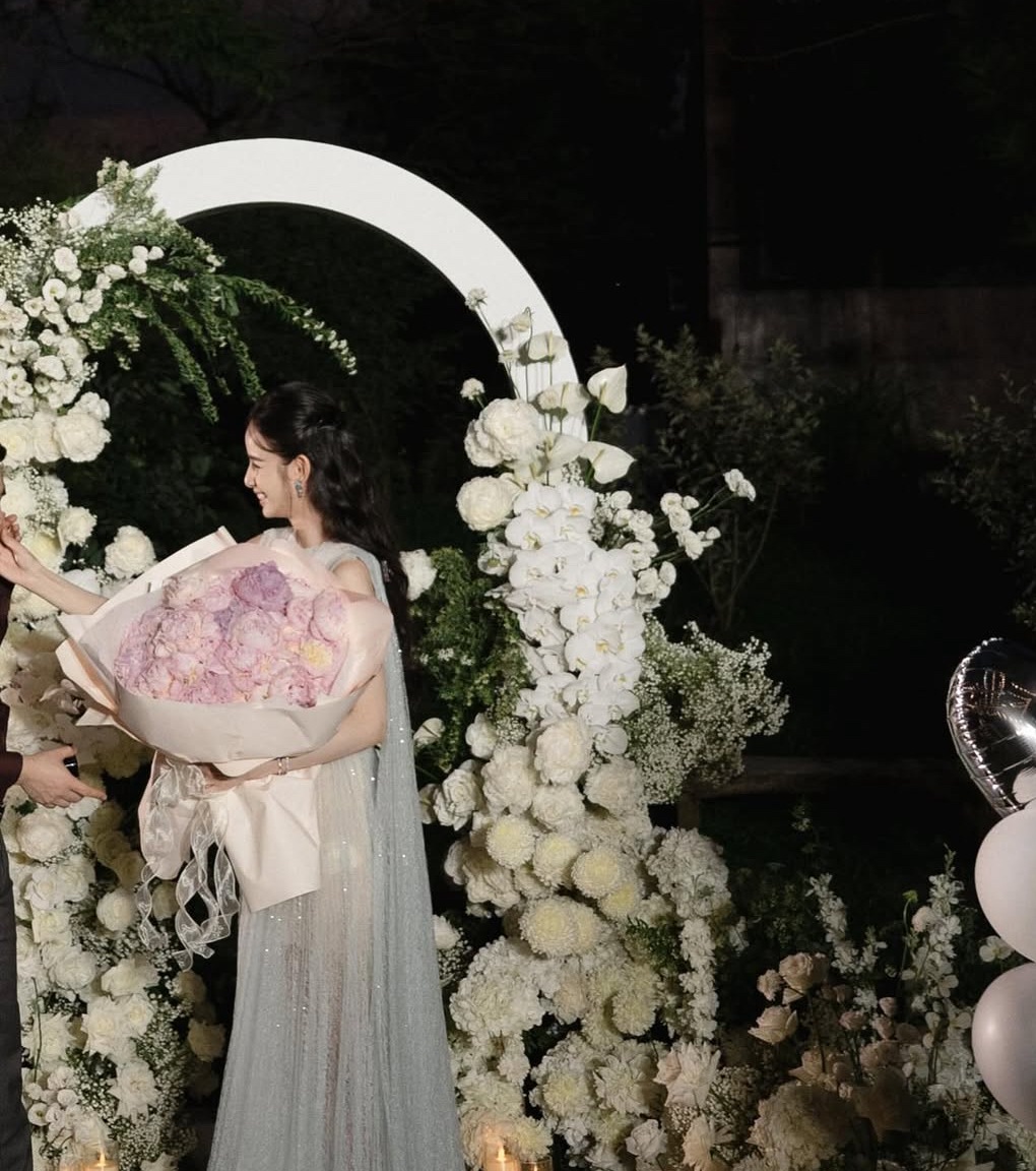 HOT: Lộ khoảnh khắc mỹ nhân 2k2 được chồng gia thế khủng cầu hôn sau 3 tháng yêu, netizen nhìn vào chỉ thắc mắc 1 chuyện!- Ảnh 2.