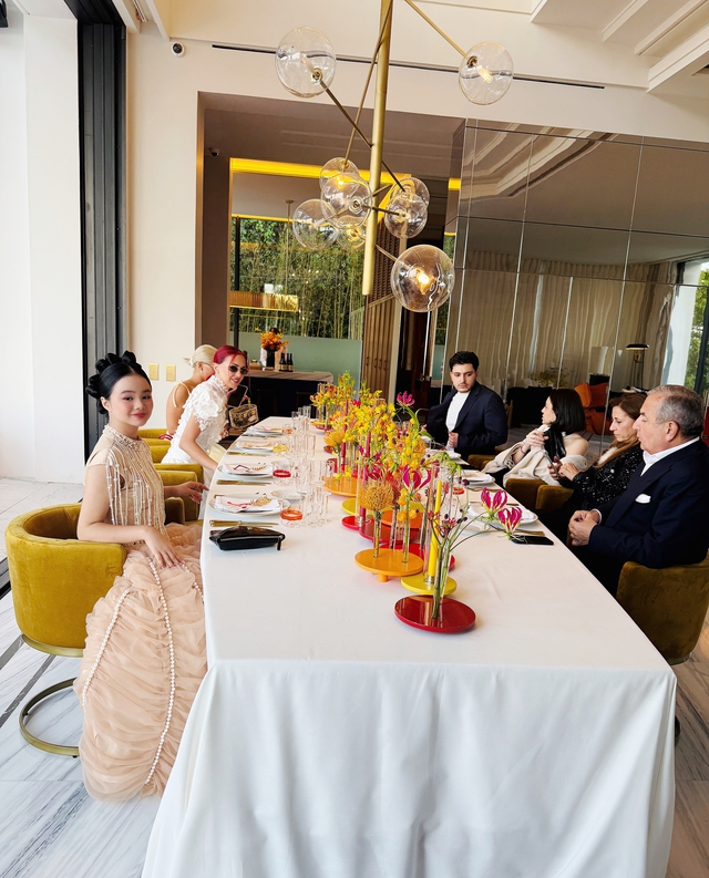 Mẫu teen Việt diện yếm cách tân nổi bật giữa thảm đỏ LHP Cannes 2025- Ảnh 3.