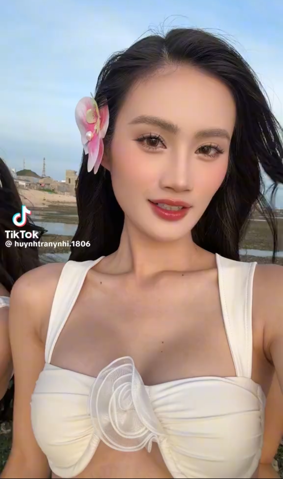 Bắt gặp Hoa hậu Ý Nhi và bạn trai, lộ thái độ khi không phát hiện camera- Ảnh 2.