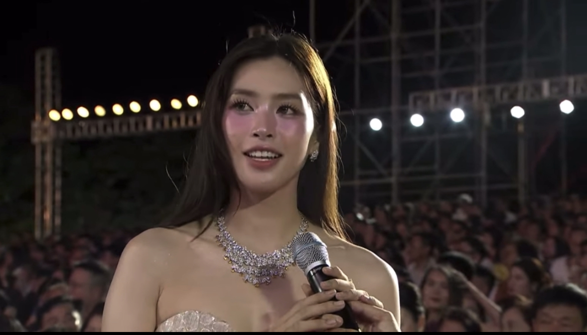 Xuất hiện chỉ 1 phút trên sóng Hoa hậu Việt Nam, Tiểu Vy vướng tranh cãi- Ảnh 1.