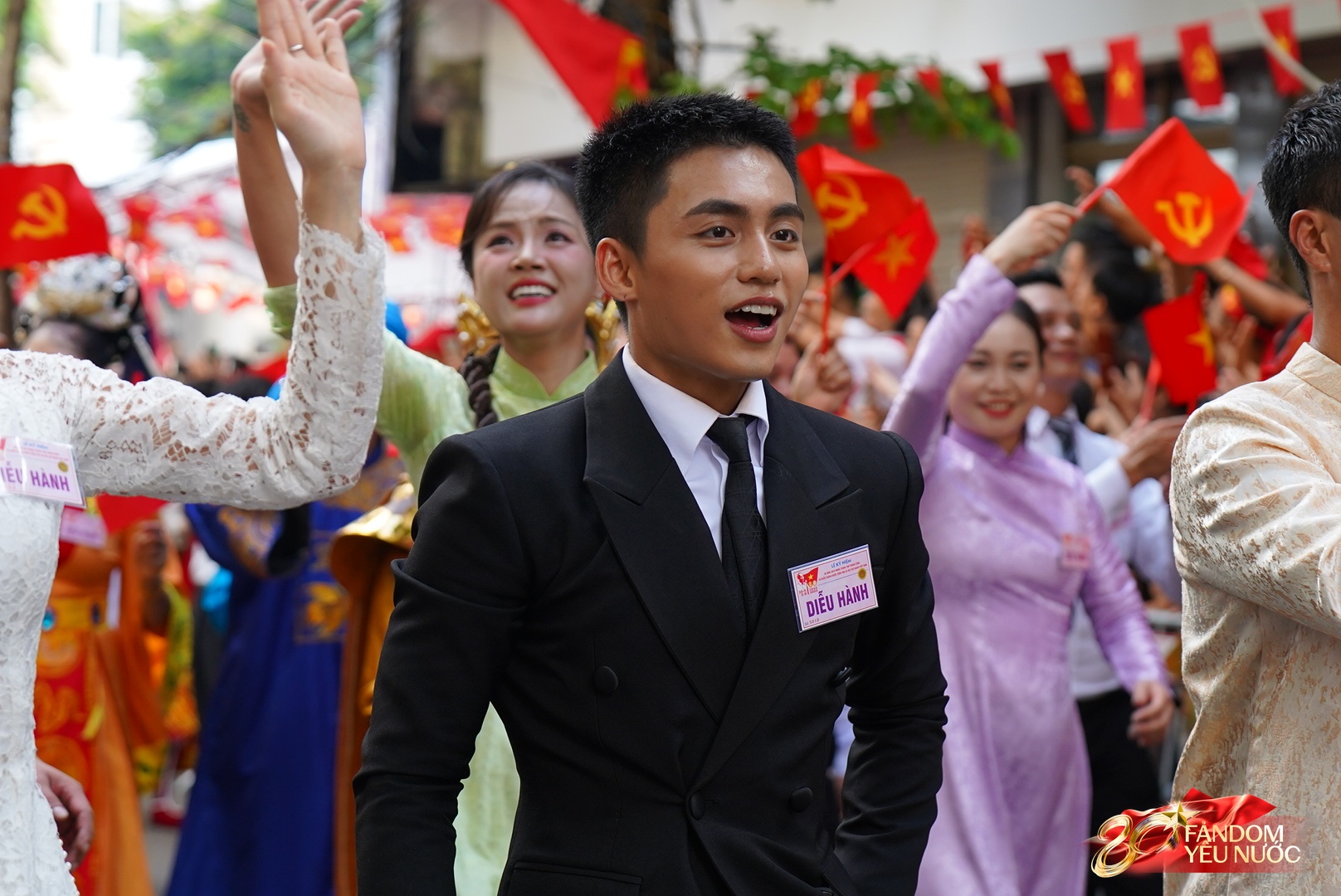 Sơn Tùng - MONO gây sốt trong cùng 1 buổi sáng: Em cười tươi rói diễu hành, anh viral MXH với 2 bức ảnh!- Ảnh 4.