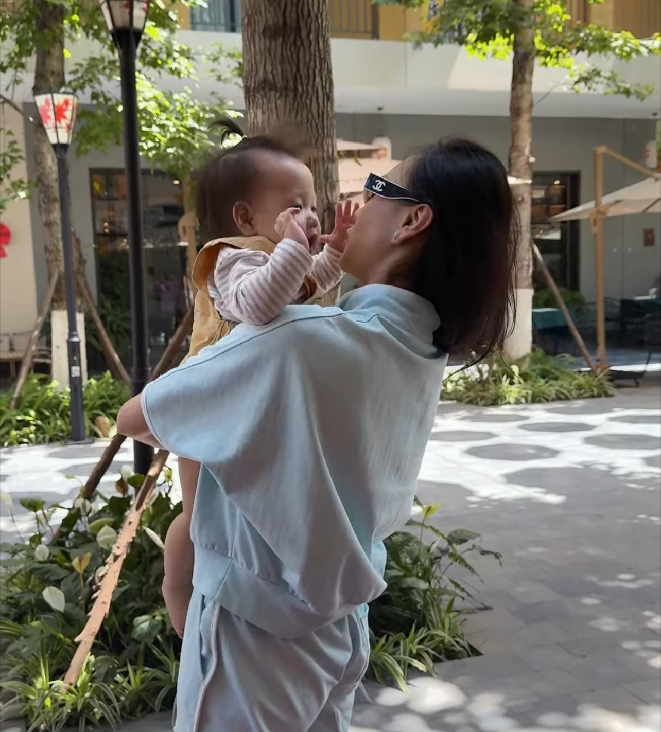 Chồng là doanh nhân, vợ là diễn viên “siêu bận”, nhưng shark Bình - Phương Oanh luôn giữ thói quen này khi nuôi con- Ảnh 1.