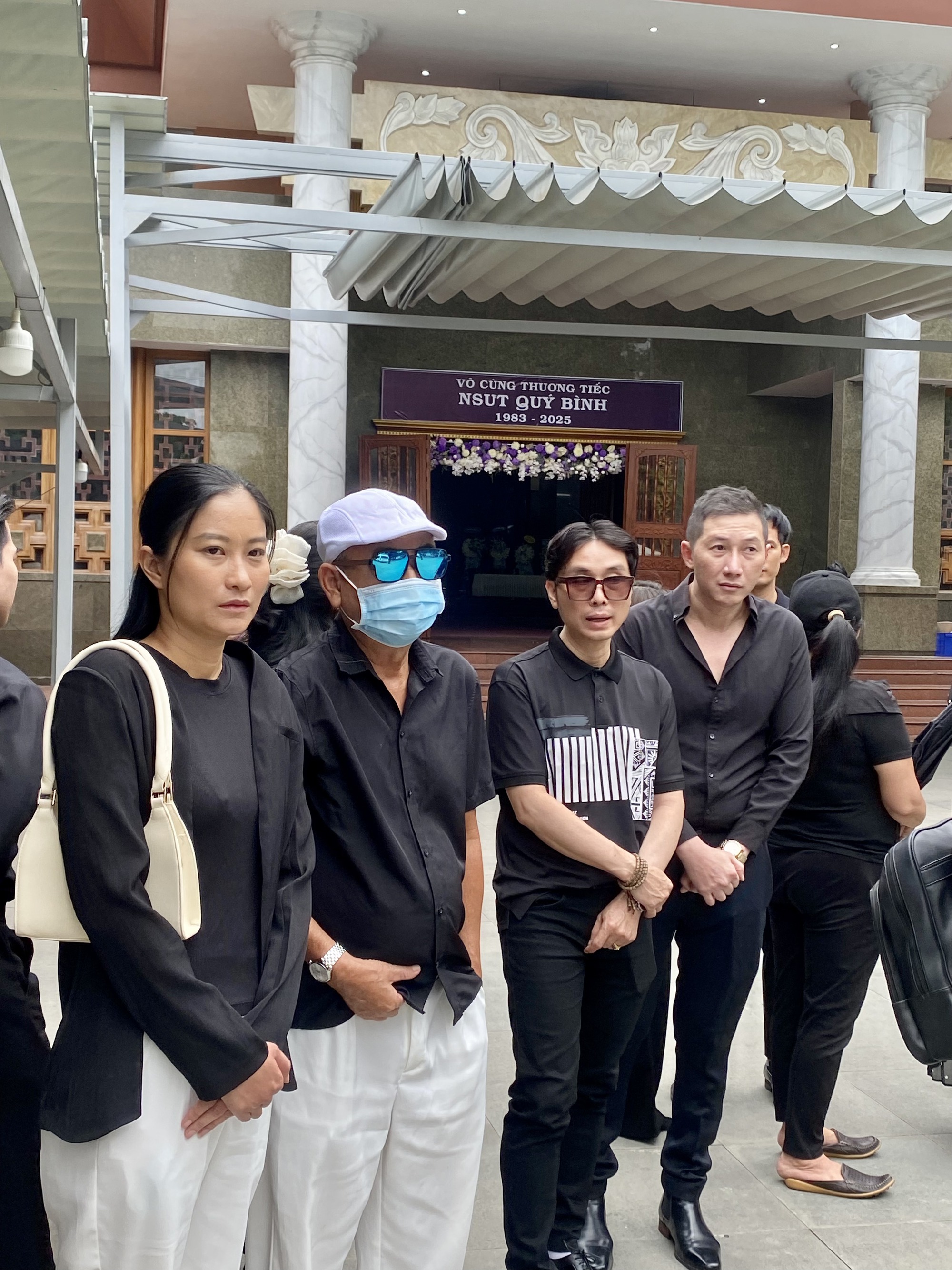 Nghẹn ngào khoảnh khắc mẹ diễn viên Quý Bình bật khóc trong giây phút cuối cùng bên con trai- Ảnh 5. Nghẹn ngào khoảnh khắc mẹ diễn viên Quý Bình bật khóc trong giây phút cuối cùng bên con trai- Ảnh 5.