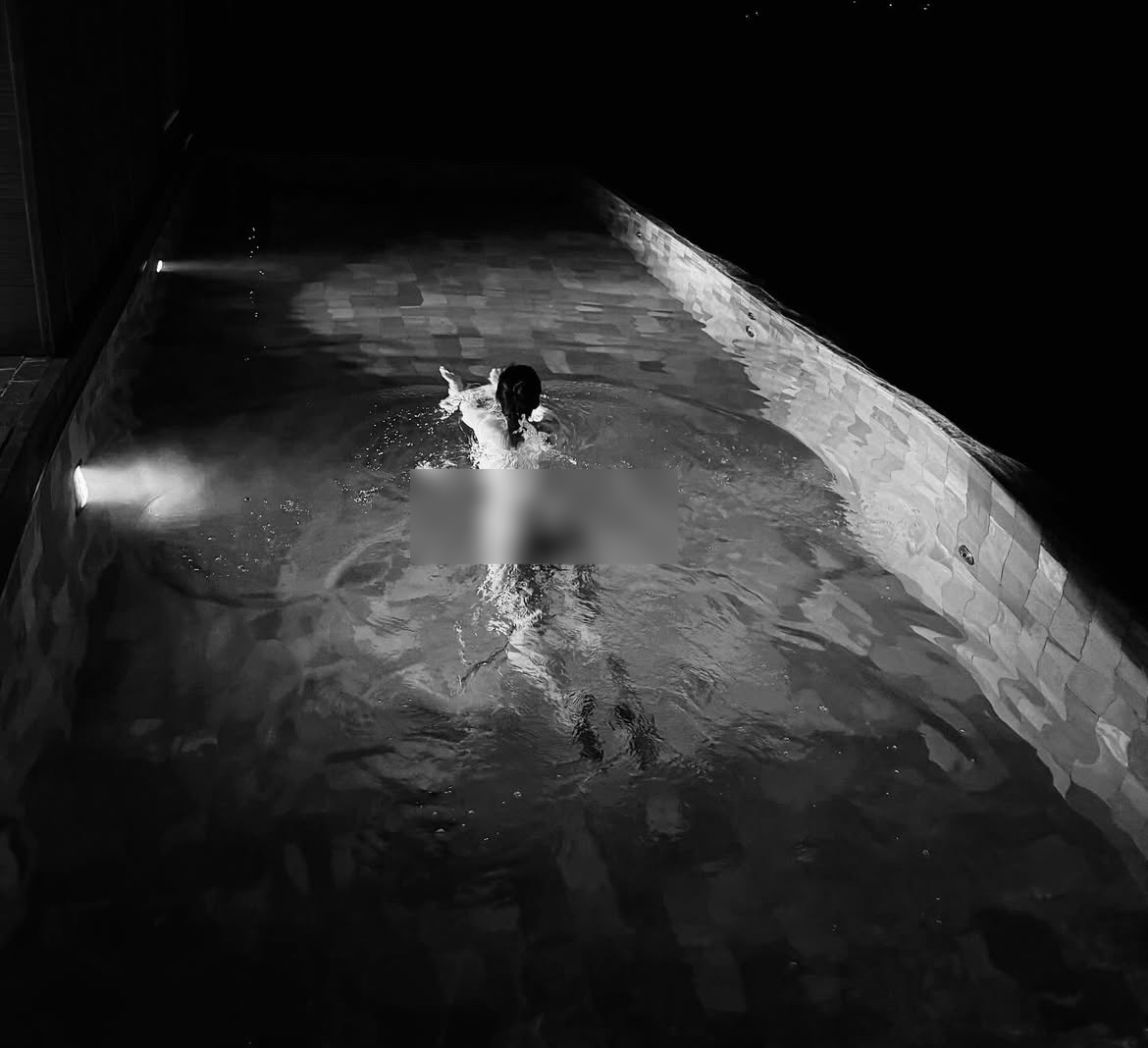 Hết Kỳ Duyên lại tới Minh Triệu gây náo loạn vì ảnh bán nude nhạy cảm- Ảnh 4. Hết Kỳ Duyên lại tới Minh Triệu gây náo loạn vì ảnh bán nude nhạy cảm- Ảnh 4.