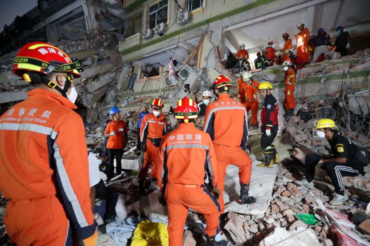 Lực lượng cứu hộ Myanmar và Trung Quốc tìm kiếm nạn nhân trong đống đổ nát ở TP Mandalay - Myanmar hôm 30-3. Ảnh: EPA