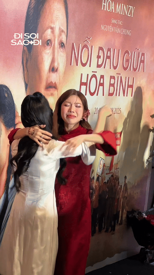 Chi Pu, Tiểu Vy, MONO... chia sẻ mất mát với Hòa Minzy giữa sự kiện, nữ ca sĩ bật khóc trong vòng tay gia đình Hoa Dâm Bụt- Ảnh 4. Chi Pu, Tiểu Vy, MONO... chia sẻ mất mát với Hòa Minzy giữa sự kiện, nữ ca sĩ bật khóc trong vòng tay gia đình Hoa Dâm Bụt- Ảnh 4.