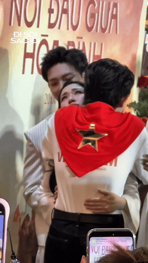 Chi Pu, Tiểu Vy, MONO... chia sẻ mất mát với Hòa Minzy giữa sự kiện, nữ ca sĩ bật khóc trong vòng tay gia đình Hoa Dâm Bụt- Ảnh 3. Chi Pu, Tiểu Vy, MONO... chia sẻ mất mát với Hòa Minzy giữa sự kiện, nữ ca sĩ bật khóc trong vòng tay gia đình Hoa Dâm Bụt- Ảnh 3.