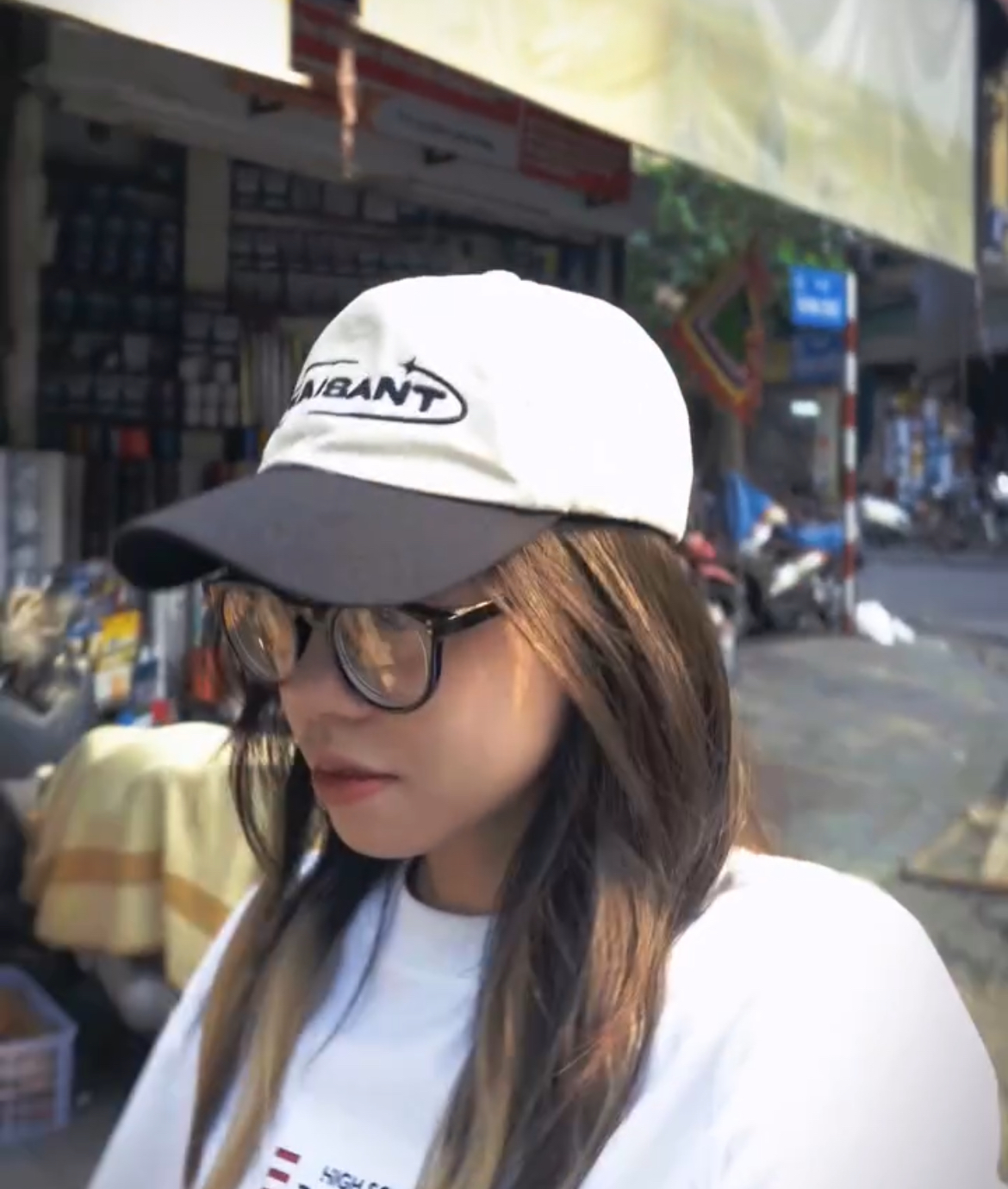 Cú twist không ai ngờ: Minga cũng đội nón của người yêu cũ đi siêu thị với Wren Evans?- Ảnh 3. Cú twist không ai ngờ: Minga cũng đội nón của người yêu cũ đi siêu thị với Wren Evans?- Ảnh 3.