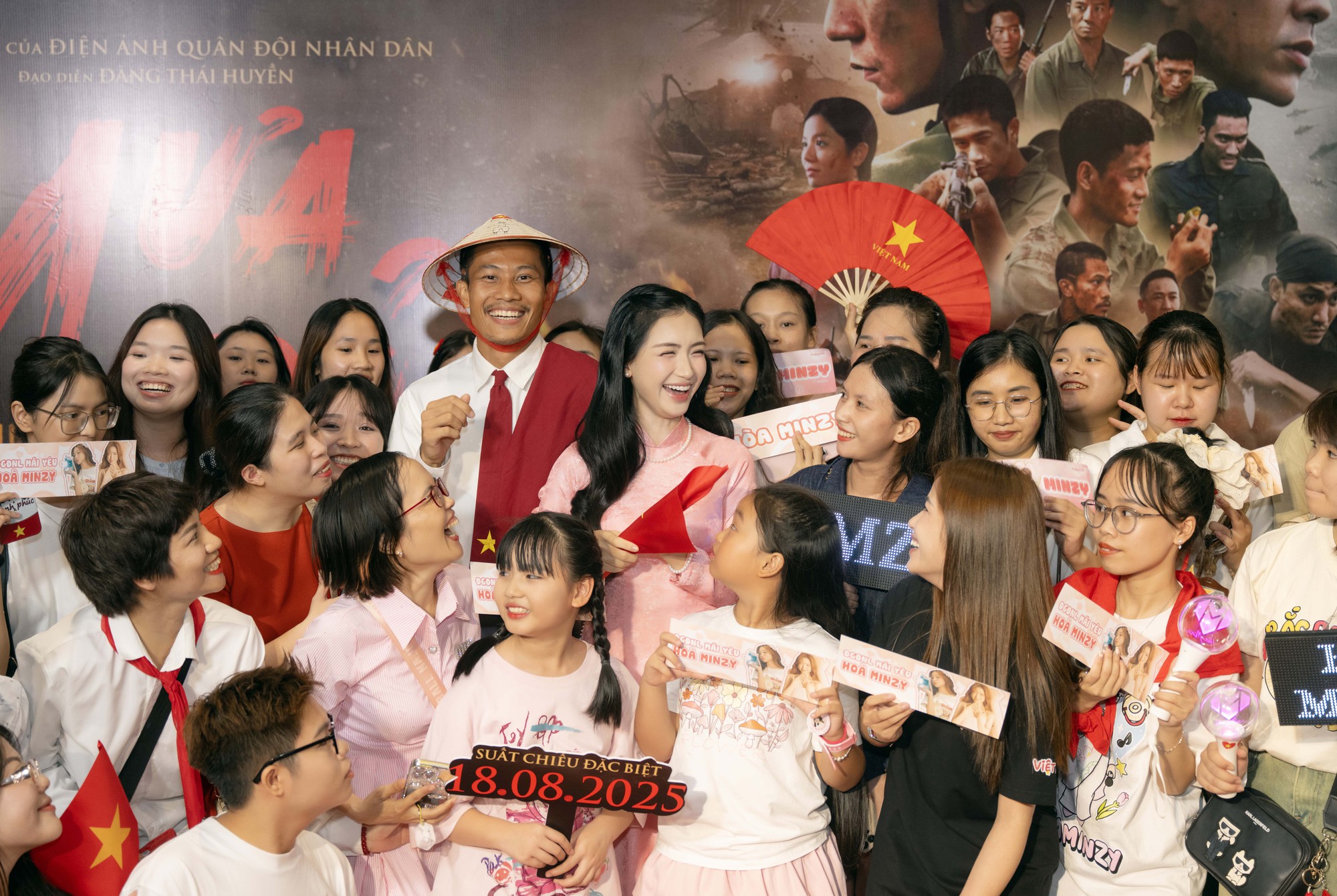 Thảm đỏ hot nhất hôm nay: Hòa Minzy “xinh sang slay” kịch trần, 1 mỹ nam đẹp phát sáng lấn lướt cả dàn sao- Ảnh 6.