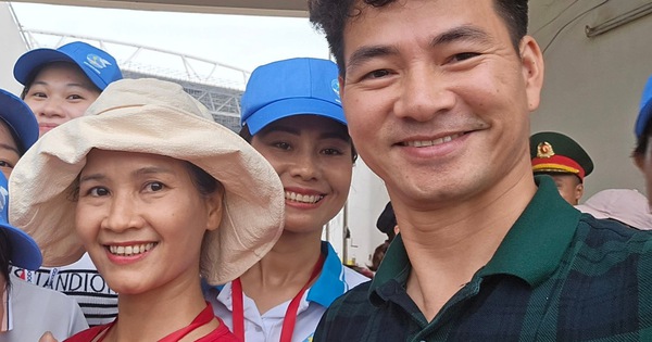 Nữ diễn viên chụp ảnh cùng Cục trưởng Xuân Bắc ở Tổng hợp luyện A80 là ai mà viral khắp MXH? img7121 17558068621891964419103 1755823103751 17558231041031036349163 326 0 1373 2000 crop 1755823982823296601447jpeg