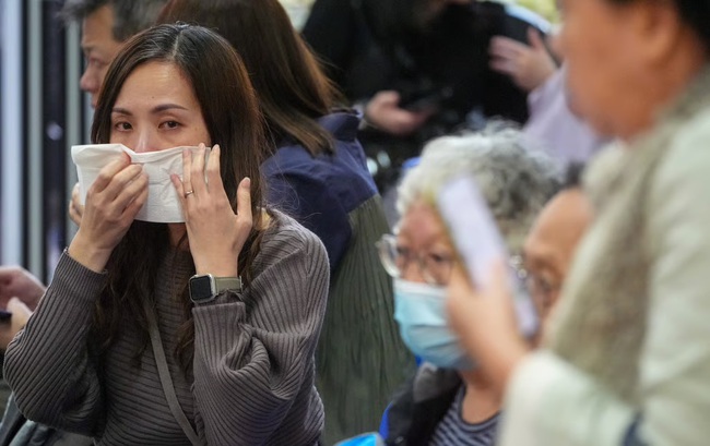 Thảm hoạ cháy chung cư tại Hong Kong: Vẫn chưa thể dập tắt ngọn lửa sau 8 tiếng, số người tử vong tiếp tục tăng- Ảnh 12. Thảm hoạ cháy chung cư tại Hong Kong: Vẫn chưa thể dập tắt ngọn lửa sau 8 tiếng, số người tử vong tiếp tục tăng- Ảnh 12.