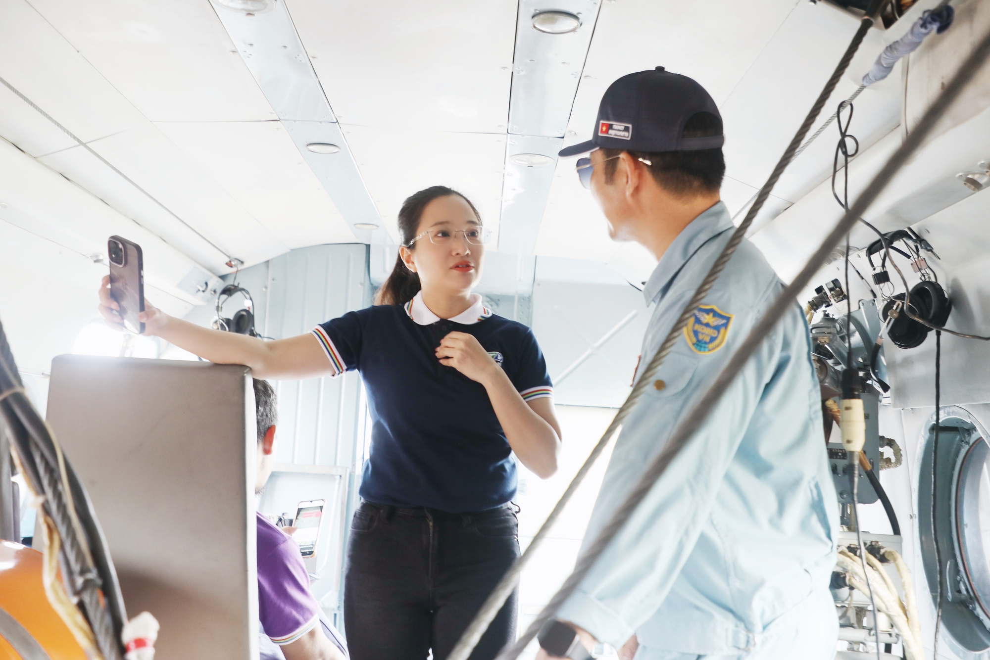Ai là MC duy nhất của HTV tác nghiệp trên trực thăng của không quân Việt Nam?- Ảnh 1.