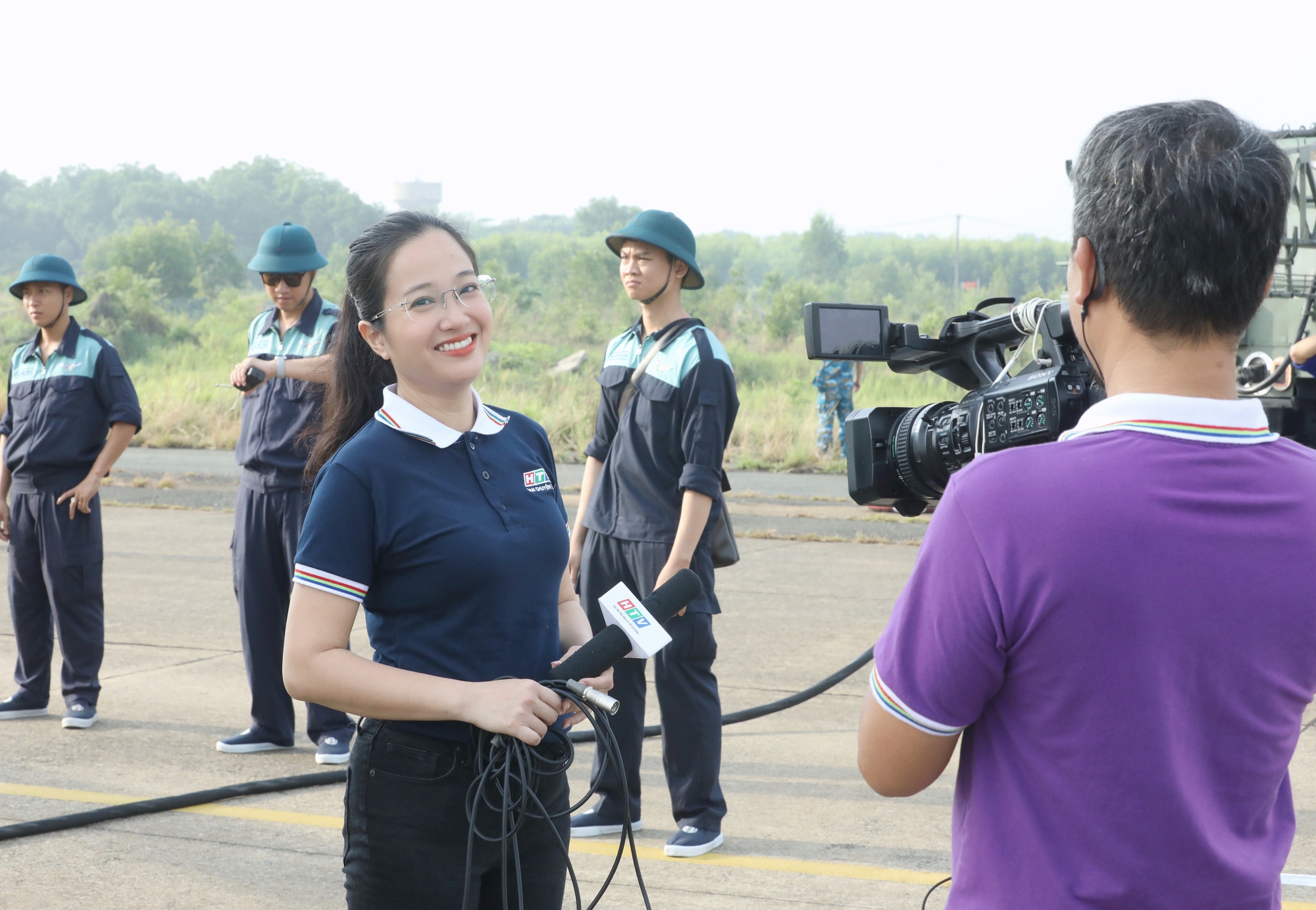 Ai là MC duy nhất của HTV tác nghiệp trên trực thăng của không quân Việt Nam?- Ảnh 3.