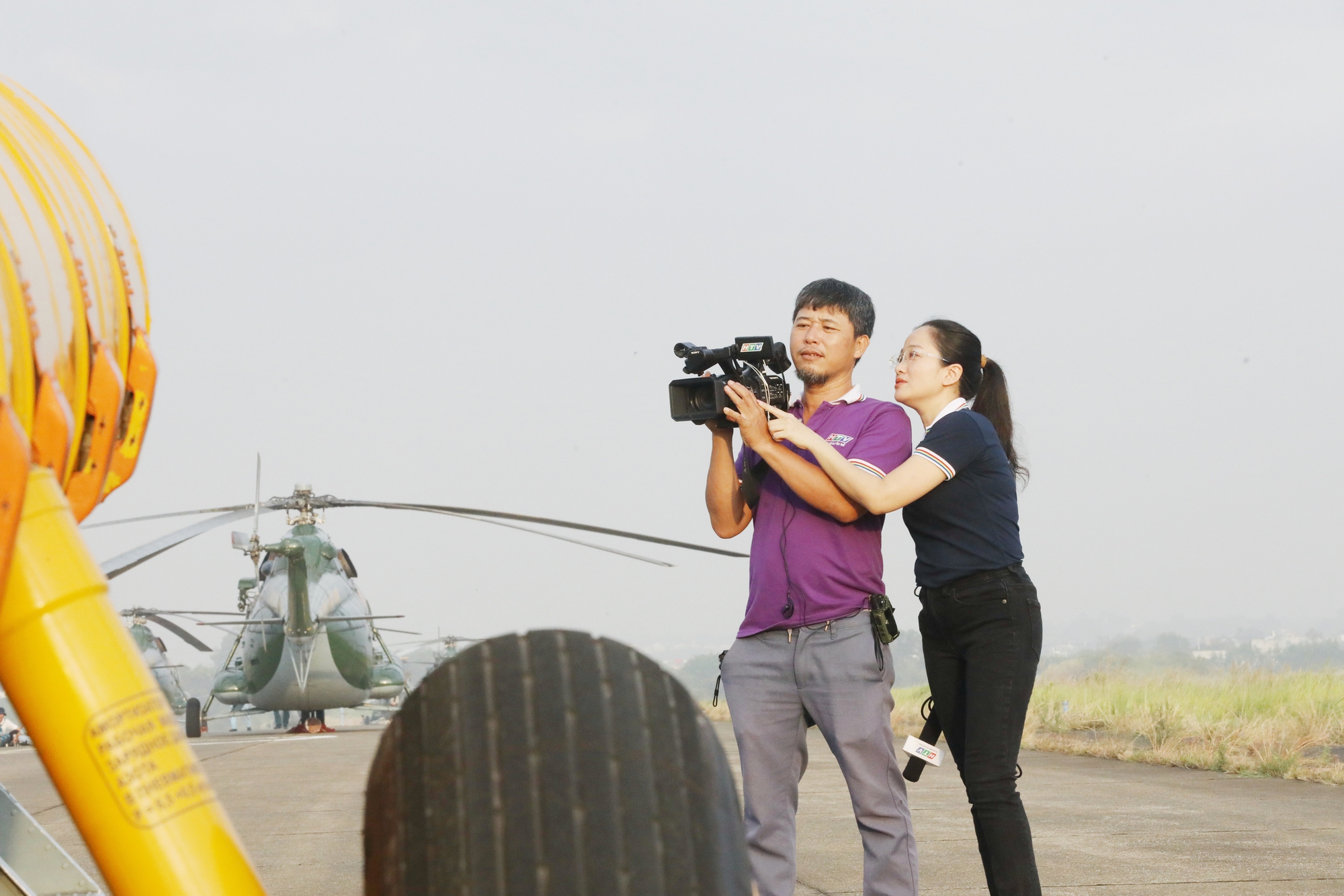Ai là MC duy nhất của HTV tác nghiệp trên trực thăng của không quân Việt Nam?- Ảnh 2.