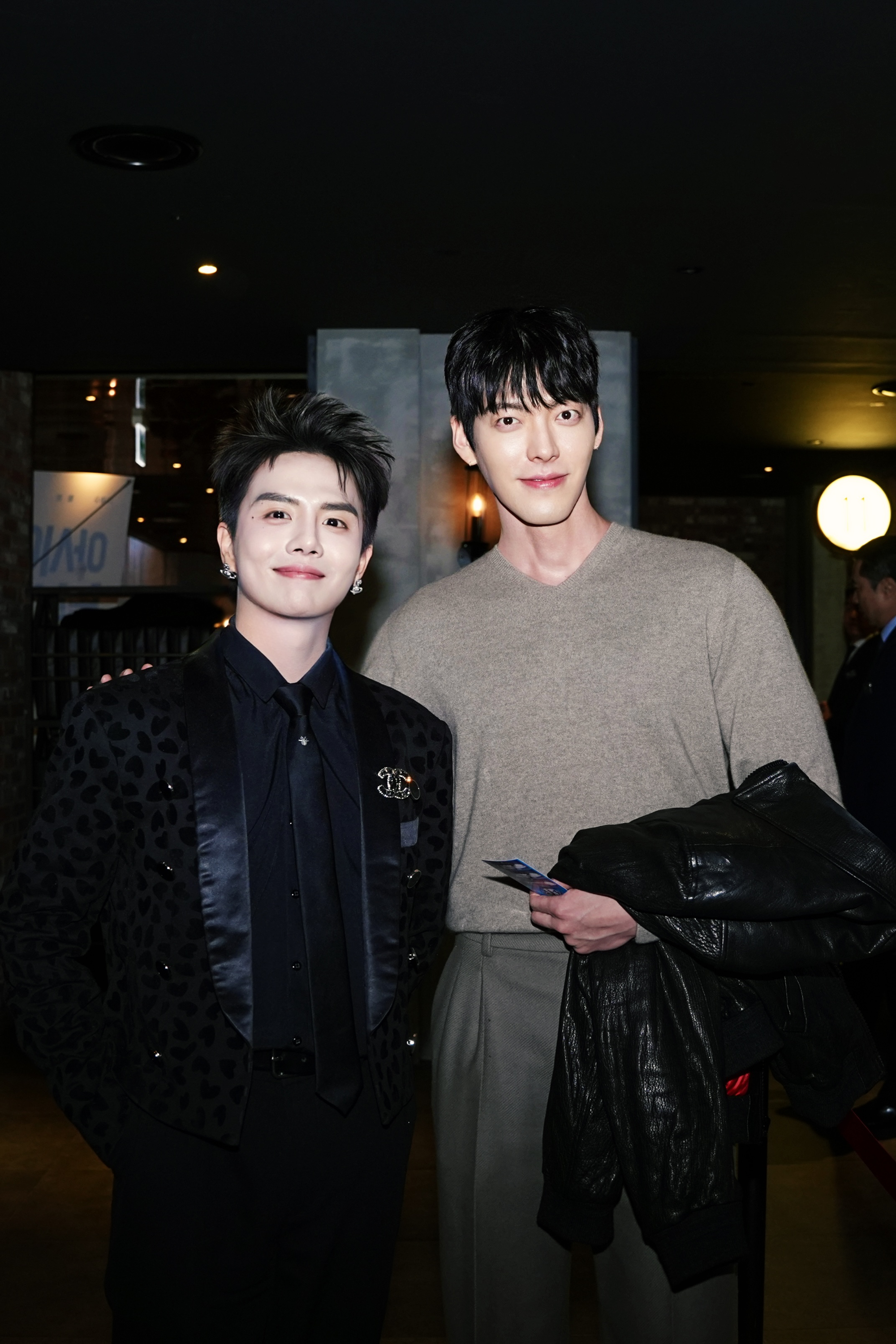 Sao nam Vbiz này quá xịn: Được Lee Kwang Soo ôm chằm, hết gặp Kim Woo Bin rồi ăn tối với thành viên EXO- Ảnh 2.