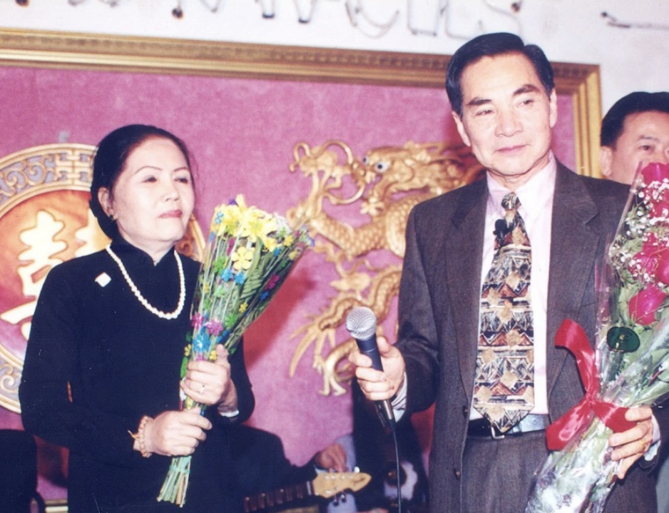 “Tổ nghề sân khấu” ai cũng nể: Xuống 1 câu vọng cổ, khán giả kẹp tiền vào nan quạt ném từ dưới lên- Ảnh 6.