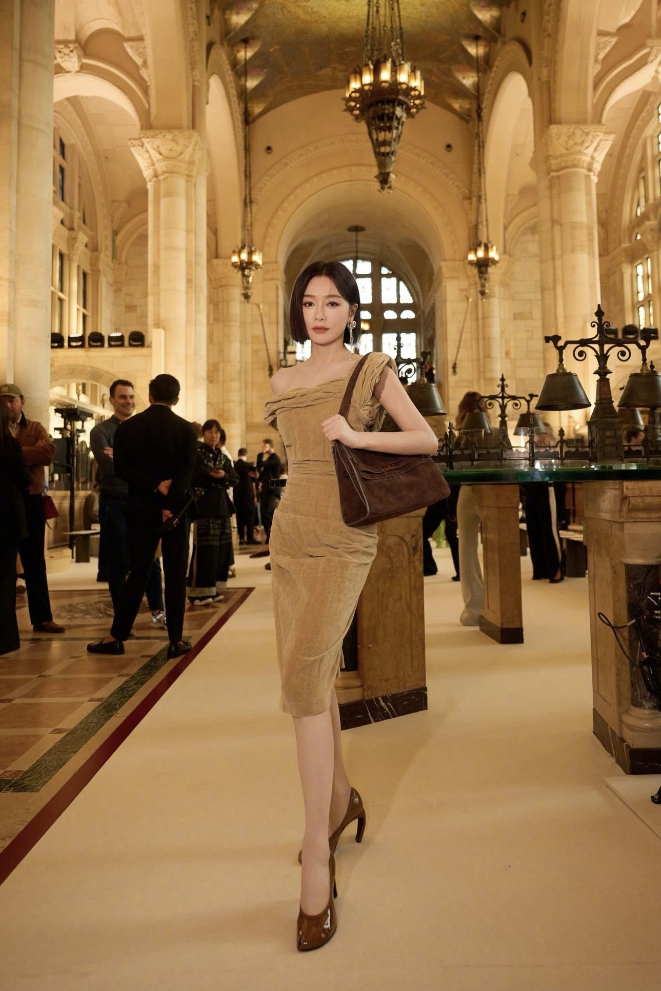 46 tuổi Tần Lam vẫn sở hữu vóc dáng đỉnh thế này, đi show thời trang mà khí chất ngút ngàn- Ảnh 1.