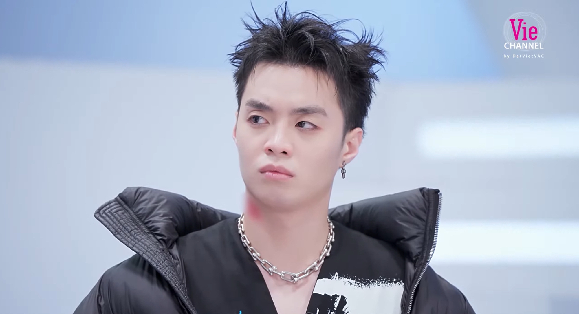 Cổ Negav có hình gì nhạy cảm tới mức bị nhà đài che mờ khi lên sóng Anh Trai Say Hi?- Ảnh 1.