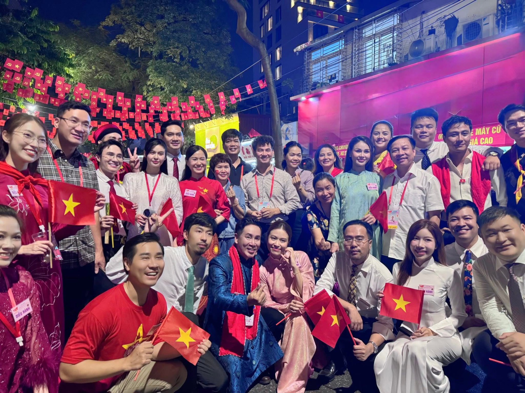 Bắt cận visual Hoàng Thuỳ Linh khi đi tập luyện diễu hành, có 1 hành động ghi điểm mạnh- Ảnh 5.