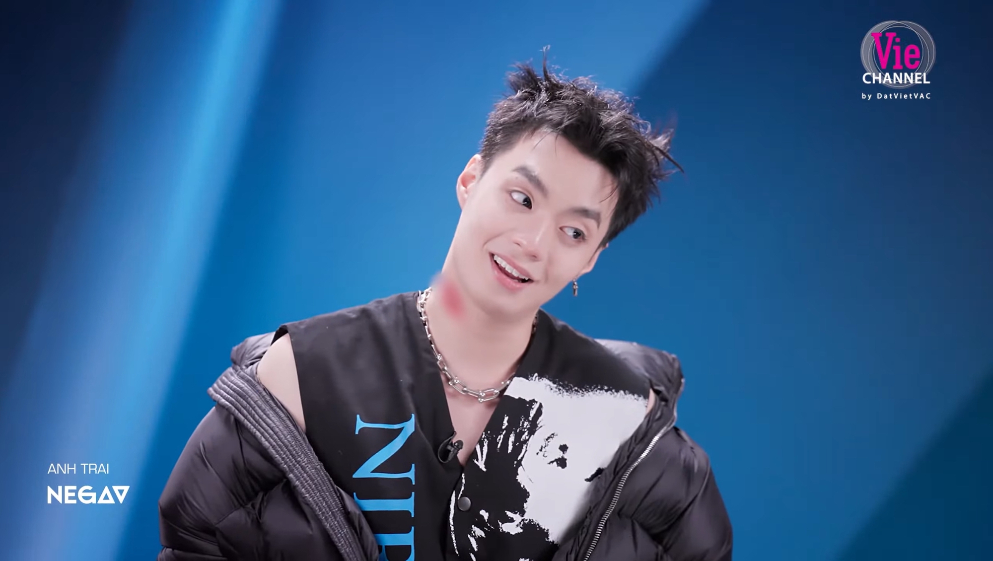 Cổ Negav có hình gì nhạy cảm tới mức bị nhà đài che mờ khi lên sóng Anh Trai Say Hi?- Ảnh 2.