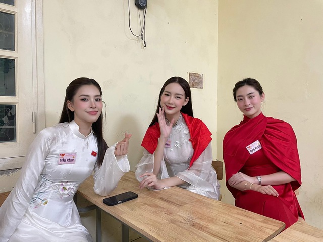 Dàn nghệ sĩ tươi rói tại Tổng duyệt diễu hành 2/9: MONO và Hoà Minzy được người dân vây kín, nữ diễn viên là Thượng uý công an gây sốt!- Ảnh 14.