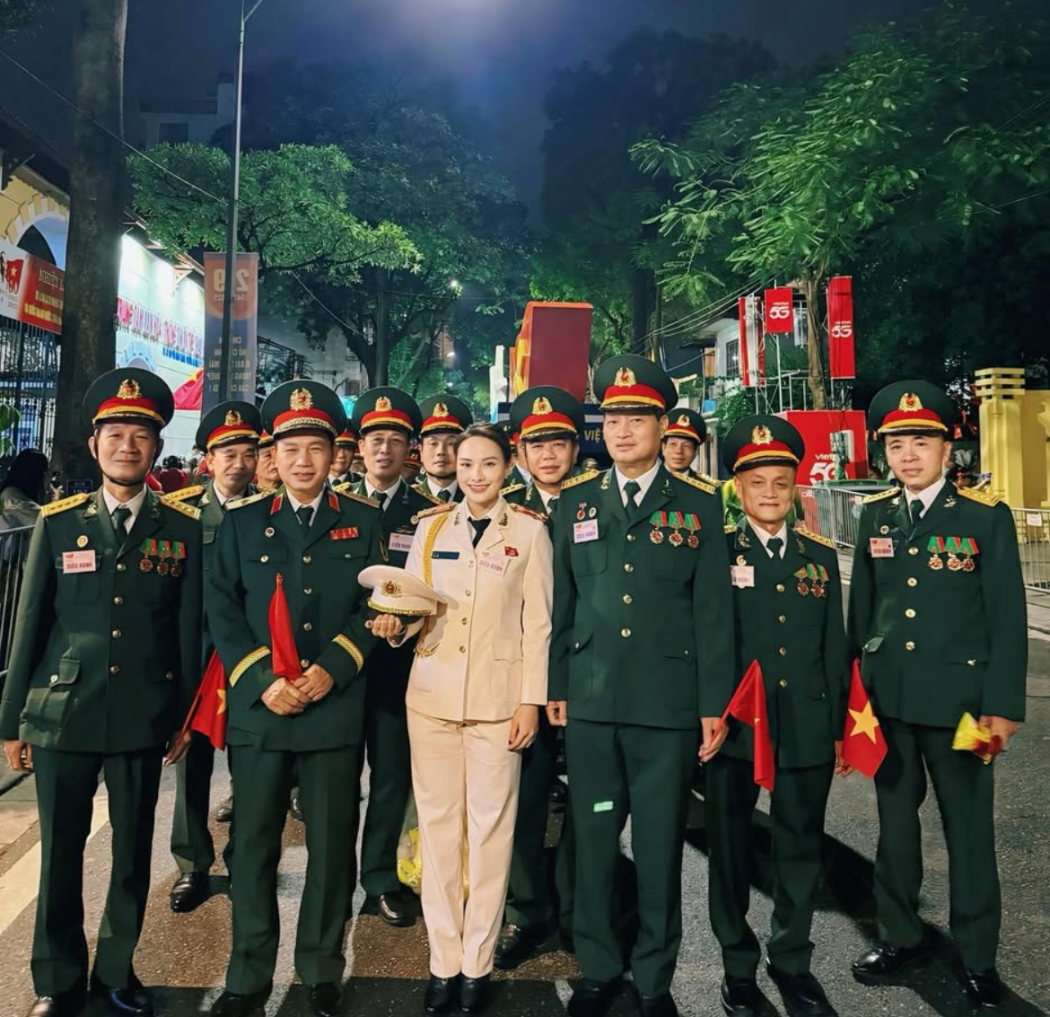 Dàn nghệ sĩ tươi rói tại Tổng duyệt diễu hành 2/9: MONO và Hoà Minzy được người dân vây kín, nữ diễn viên là Thượng uý công an gây sốt!- Ảnh 27.