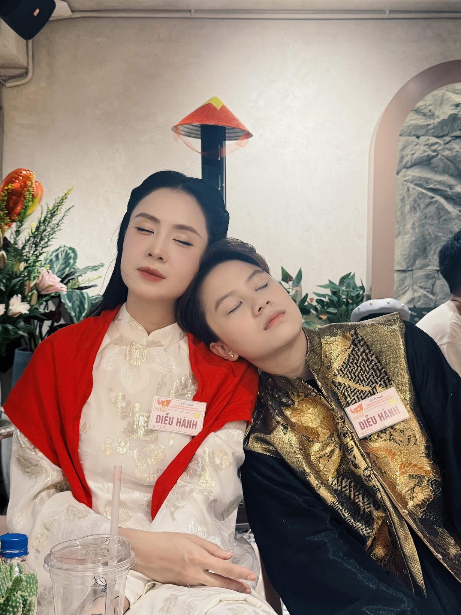 Dàn nghệ sĩ tươi rói tại Tổng duyệt diễu hành 2/9: MONO và Hoà Minzy được người dân vây kín, nữ diễn viên là Thượng uý công an gây sốt!- Ảnh 13.