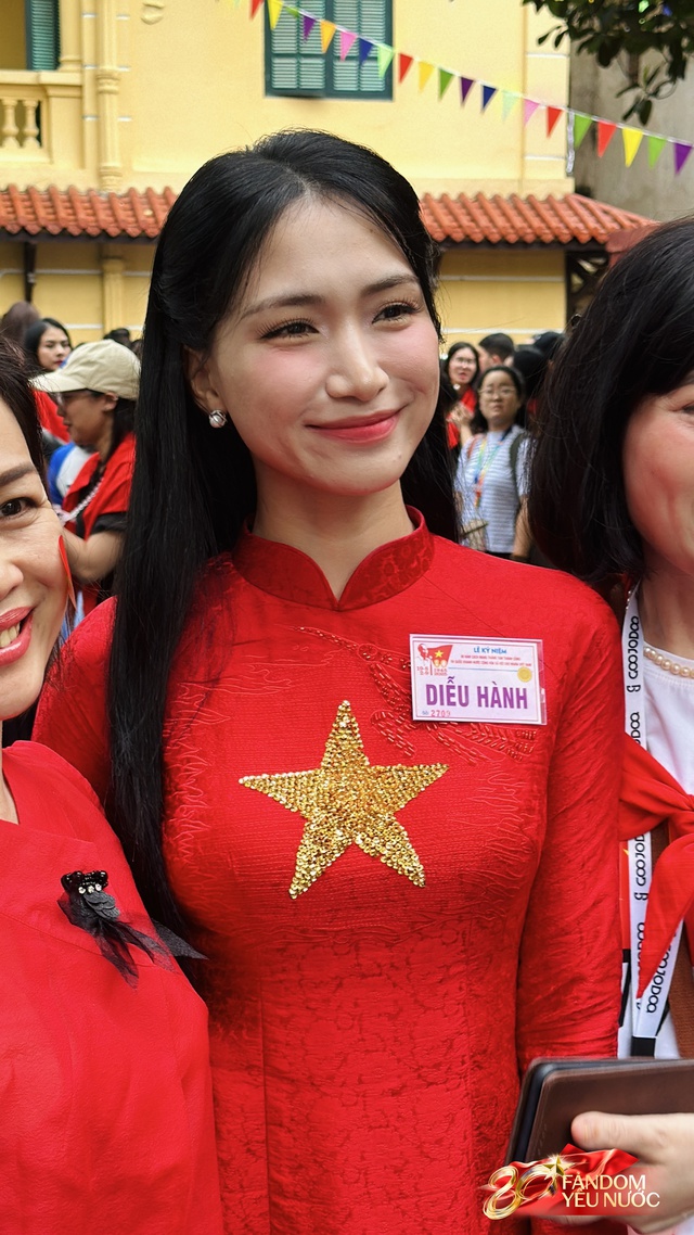 Dàn nghệ sĩ tươi rói tại Tổng duyệt diễu hành 2/9: MONO và Hoà Minzy được người dân vây kín, nữ diễn viên là Thượng uý công an gây sốt!- Ảnh 5.