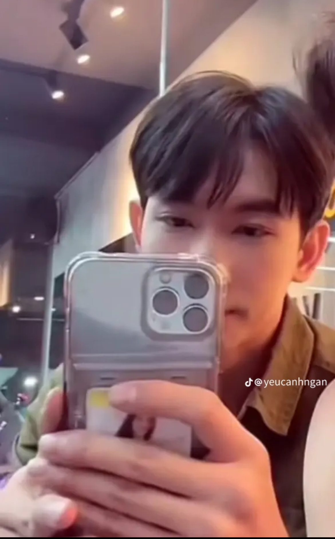 Đôi Vbiz lộ bí mật đang hẹn hò chỉ vì không để ý 1 hành động hầu như ai cũng làm mỗi ngày!- Ảnh 2. Đôi Vbiz lộ bí mật đang hẹn hò chỉ vì không để ý 1 hành động hầu như ai cũng làm mỗi ngày!- Ảnh 2.