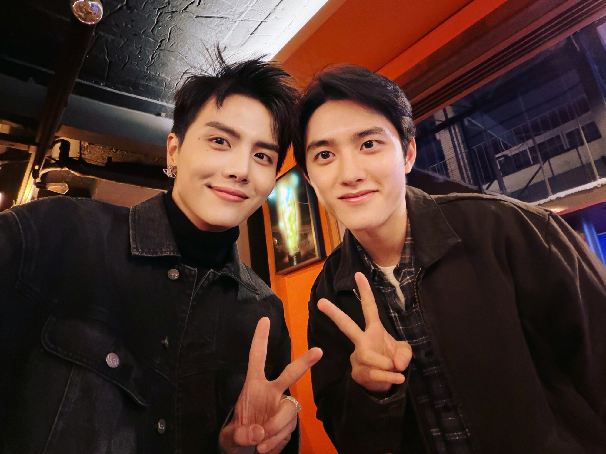 Sao nam Vbiz này quá xịn: Được Lee Kwang Soo ôm chằm, hết gặp Kim Woo Bin rồi ăn tối với thành viên EXO- Ảnh 5.