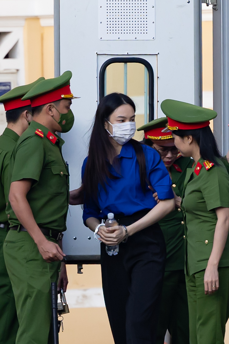 Cận cảnh Thuỳ Tiên bị còng tay áp giải đến toà, mặc áo màu xanh đặc biệt gây chú ý- Ảnh 4.