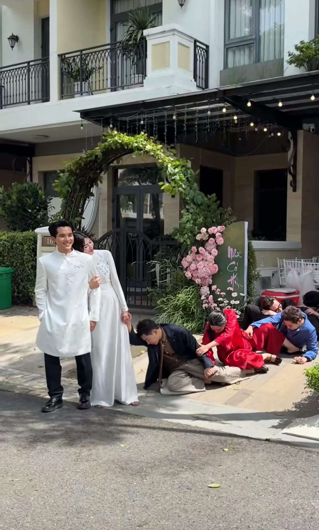 Á hậu Chế Nguyễn Quỳnh Châu và bạn trai Chủ tịch bí mật tổ chức lễ dạm ngõ- Ảnh 1.