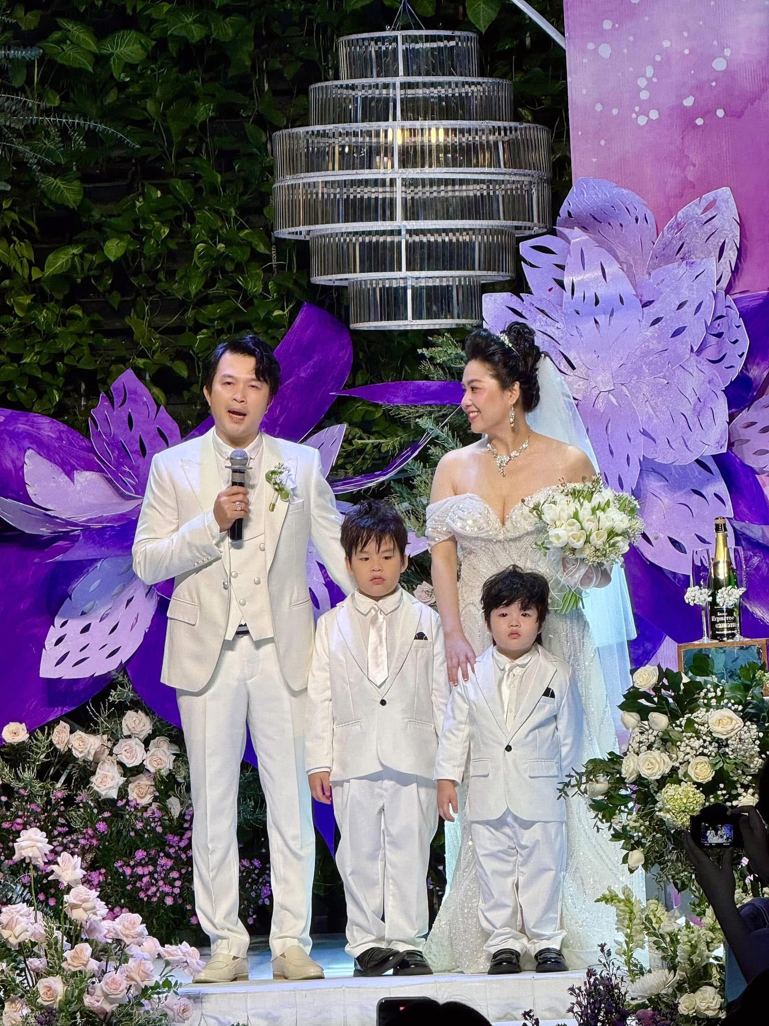 Cặp đôi Vbiz có màn cầu hôn