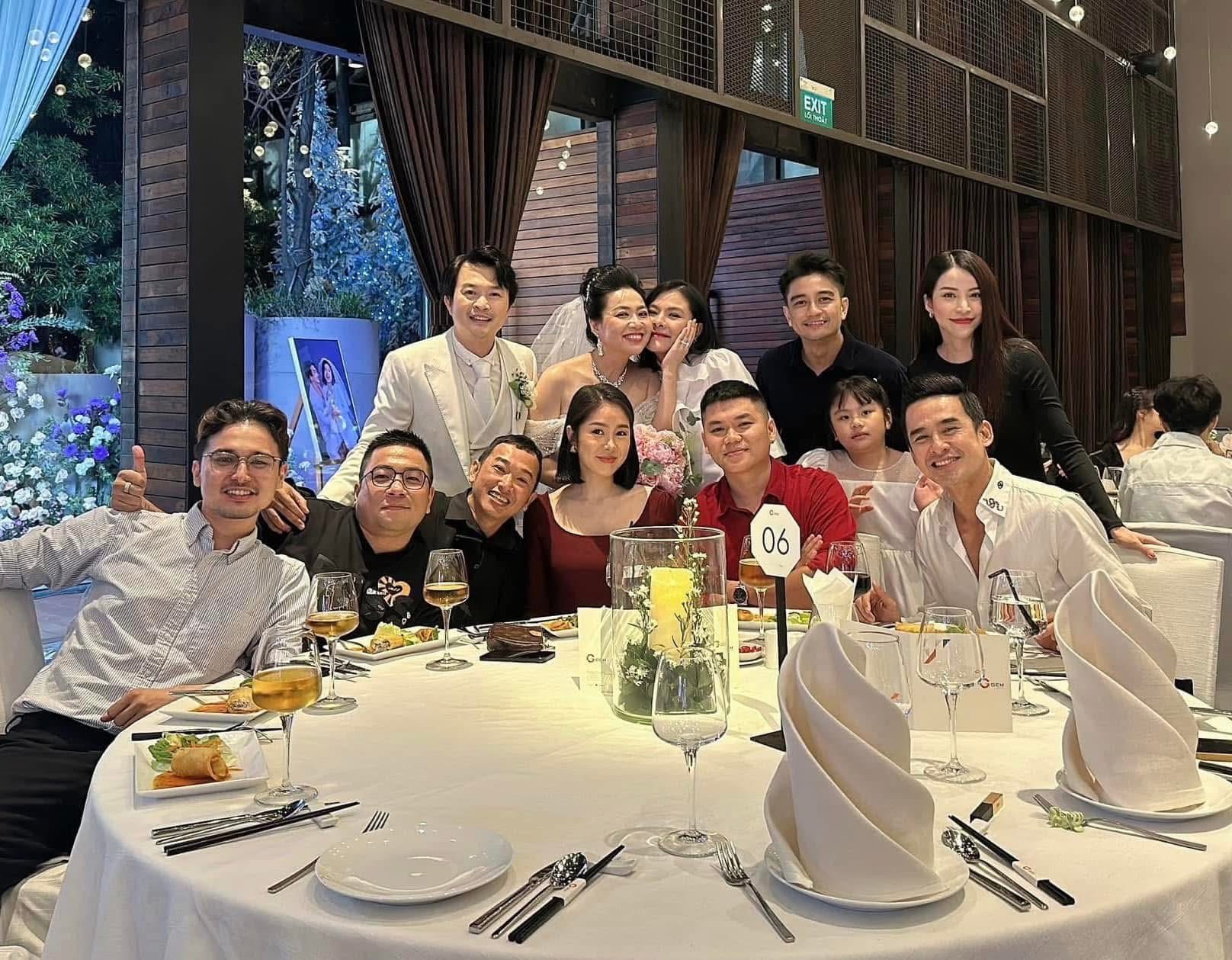 Cặp đôi Vbiz có màn cầu hôn