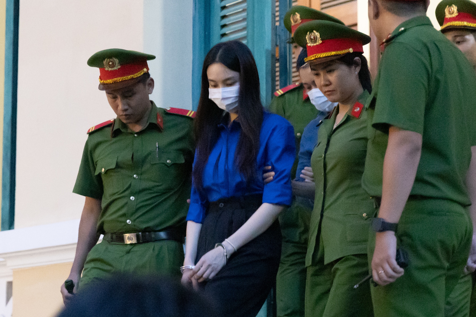 Mẹ Thùy Tiên gục khóc, con gái vẫy tay chào sau khi nghe tòa tuyên án 2 năm tù- Ảnh 4.