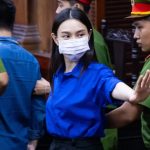 Mẹ Thùy Tiên gục khóc, con gái vẫy tay chào sau khi nghe tòa tuyên án 2 năm tù img84661 1763553859909 17635538605841773190886 287 0 1334 2000 crop 1763554053635577437223jpg