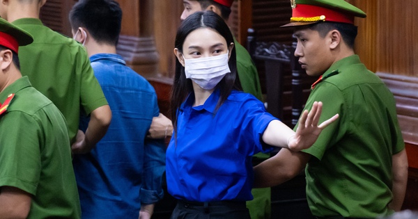 Mẹ Thùy Tiên gục khóc, con gái vẫy tay chào sau khi nghe tòa tuyên án 2 năm tù img84661 1763553859909 17635538605841773190886 287 0 1334 2000 crop 1763554053635577437223jpg